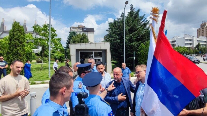 Srpski političar nakratko postavio zastave zajednica ispred zgrade Vlade Kosova
