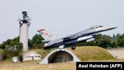 Самолет F-16 взлетает в Германии. Украинские Силы обороны начали контрнаступление без самолетов F-16, что значительно затрудняет процесс освобождения территорий и приводит к значительным потерям