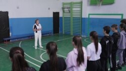 Lecție de educație fizică la gimnaziul din Hănăsenii Noi, raionul Leova, dusă de directoarea instituției, Oxana Munteanu.