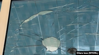 Шұлық киген жалаңаш әйелдер аяқтарын кеңірек таратады