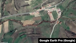 Në këto dy harta njëra e vitit 2018 dhe tjera e vitit 2020 shihet zona neutrale në mes të Kosovës dhe Serbisë para dhe pas ndërtimit të kazionove. &nbsp;