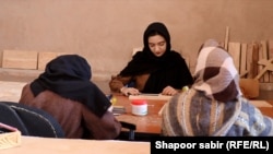 ثریا سادات این شیوه حاکی را به دختران در هرات آموزش می دهد