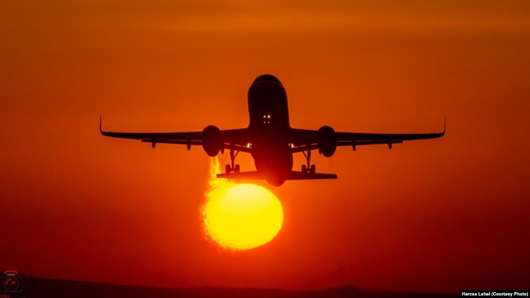 Plane spotting - fotografierea aeronavelor - este o pasiune devenită un stil de viață pentru unii dintre cei care o practică.
