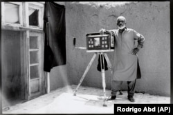 Ulični fotograf Lutfulah Habibzadeh (72) pozira radi portreta u svojoj kući na periferiji Kabula 29. maja.