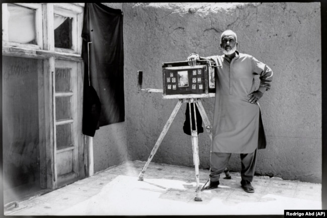 Il fotografo di strada Lutfullah Habibzadeh, 72 anni, posa per un ritratto nella sua casa alla periferia di Kabul il 29 maggio.