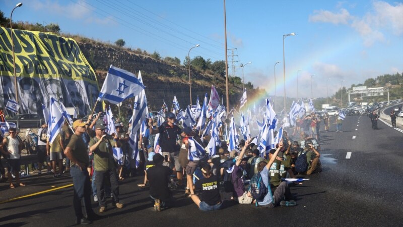Демонстрантите во Израел го блокираа сообраќајот поради контроверзниот закон за судството