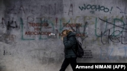 "Tension për Asociacion", shkruan në murin e ndërtesës ku ndodhet Kuvendi dhe Presidenca e Kosovës. Fotografi nga arkivi. 