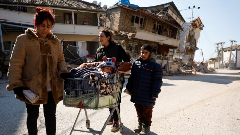 Familja turke jeton në rrugë pranë shtëpisë së goditur nga tërmeti