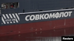 لوگوی سوفکامفلوت، شرکت کشتی‌رانی دولتی روسیه