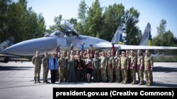 Президент Володимир Зеленський з українськими захисниками неба у День Повітряних сил Збройних сил України, 6 серпня 2023 року