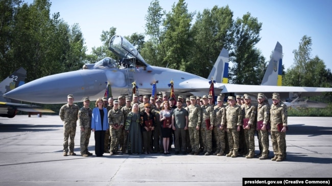 Президент Володимир Зеленський з українськими захисниками неба у День Повітряних сил Збройних сил України, 6 серпня 2023 року