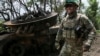 უკრაინელი ჯარისკაცი განადგურებული რუსული ჯავშანმანქანის, BMP-2-ის ფონზე. დონეცკის რეგიონი, გათავისუფლებული სოფლის, სტოროჟევეს მიდამოები. 2023 წლის 14 ივნისი