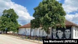 Mural stradalima, bratu i sestri Milanu i Kristini Panić i Daliboru Todoroviću ispred škole u Duboni gde je na njih 4. maja pucao dvadesetjednogodišnji Uroš Blažić, 22. april 2024.