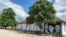 Mural stradalima, bratu i sestri Milanu i Kristini Panić i Daliboru Todoroviću ispred škole u Duboni gde je na njih 4. maja pucao dvadesetjednogodišnji Uroš Blažić, 22. april 2024.