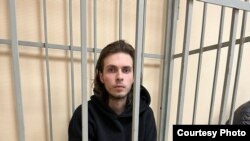 20-летний украинец Илья Гибескул год назад вместе с родителями был вывезен из оккупированной Волновахи в Россию