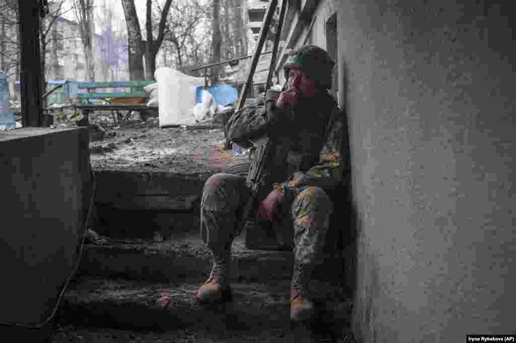 Un soldat ucrainean ia o pauză de țigară în Bahmut, la 12 aprilie. Purtătorul de cuvânt al armatei ucrainene, Serhi Cerevatîi, a declarat pentru CNN pe 11 aprilie că afirmația lui Prigojin că trupele Wagner ar controla de 80% din oraș nu este adevărată. &bdquo;Tocmai am fost în contact cu comandantul uneia dintre brigăzile care apără orașul. Pot afirma fără ezitare că forțele de apărare ucrainene controlează o parte mult mai mare din teritoriul orașului Bahmut&rdquo;, a declarat el.