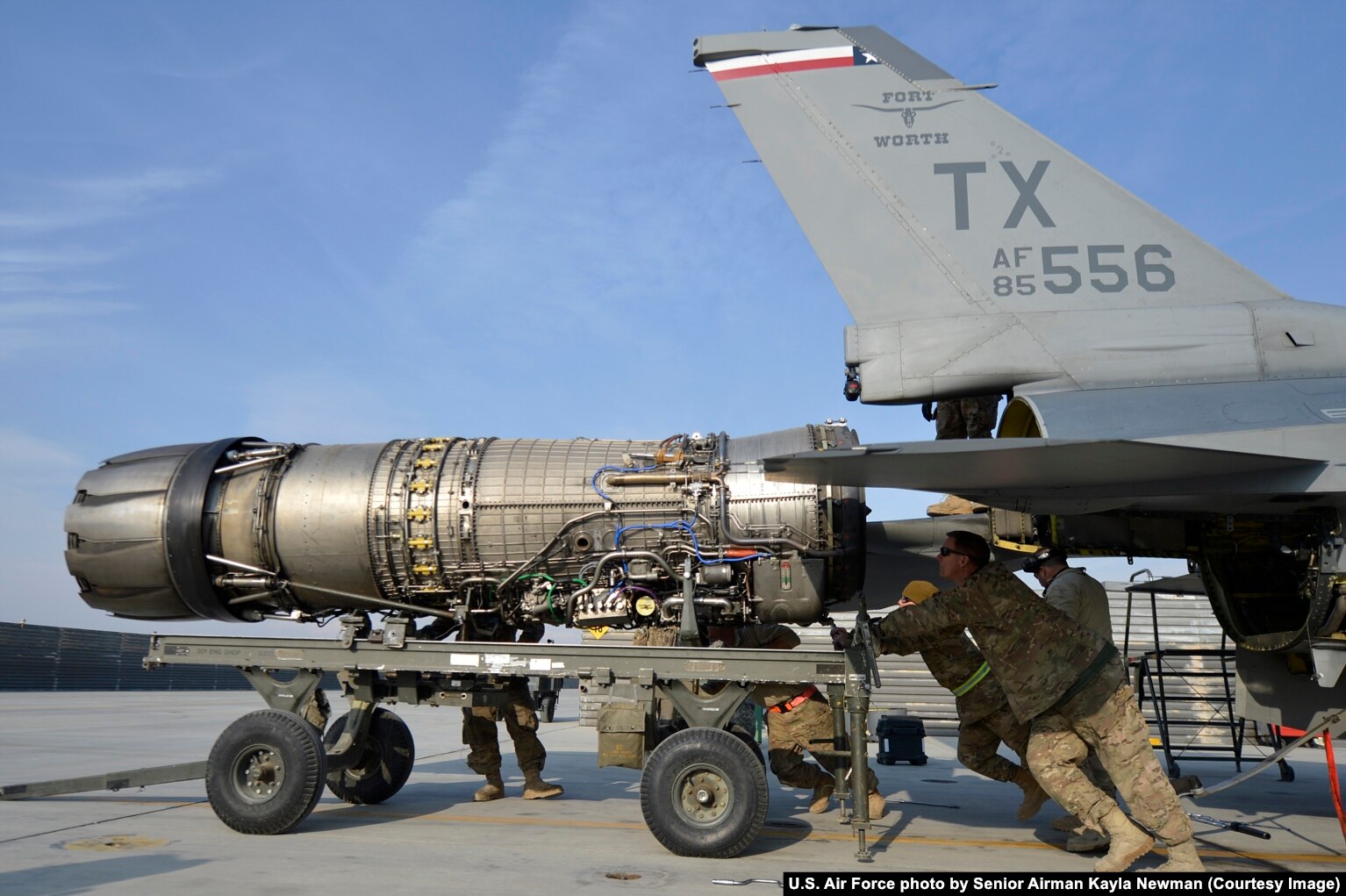 Ekipi ushtarak duke nxjerr jashtë motorin e aeroplanit F-16 në bazën ushtarake Bagram në Afganistan, më 2014.