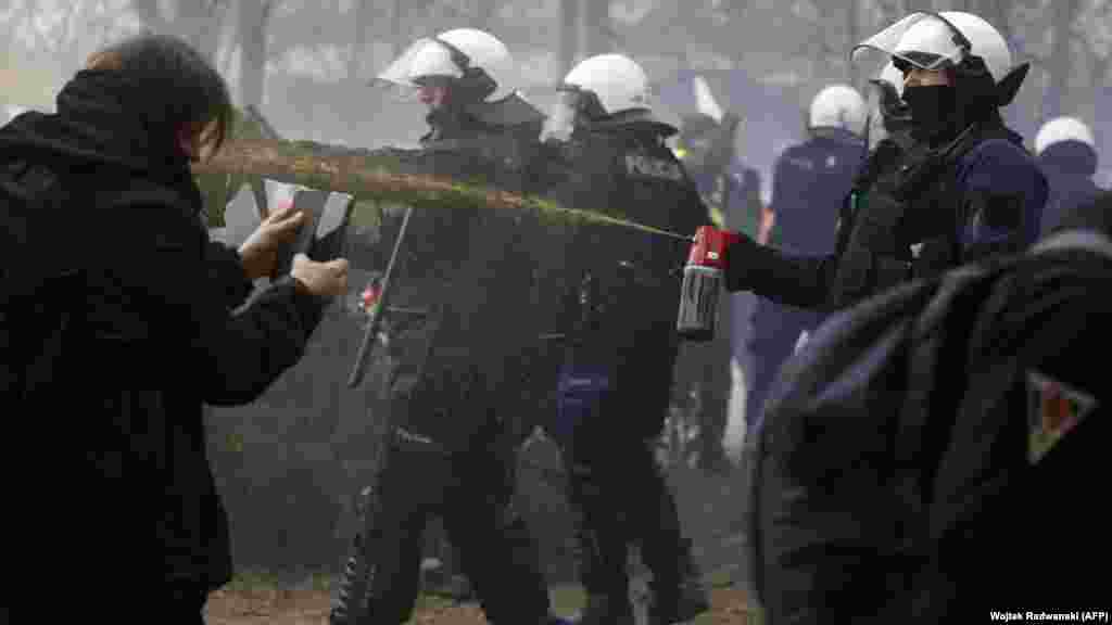 Policija u Poljskoj prska biber sprej na demonstrante. Pjotr Duda, predsjednik poljskog sindikata Solidarnost, koji je počeo kao antikomunistički pokret, rekao je demonstrantima u Varšavi da EU &quot;želi da oduzme ono što smo osvojili teškim radom samo zato što su evropski ljevičari mislili da će zaštititi planetu&quot;. &nbsp; 