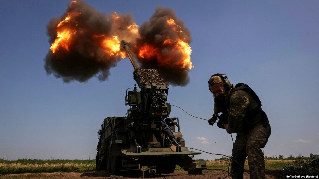 Украински военен от 57-а моторизирана пехотна бригада "Кост Гордиенко" стреля със самоходна гаубица 2S22 "Богдана" по руските войски край Бахмут, 5 юли 2023 г.