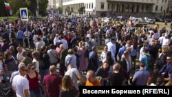 Хора на протест пред Централната избирателна комисия, след като в петък вечерта тя отмени възможността на изборите в неделя да може да се гласува както с машини. 