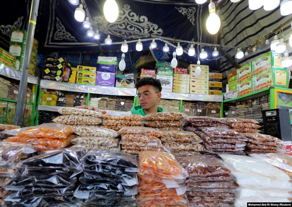 Një shitës në Egjipt ka ekspozuar në tezgën e tij hurme dhe ushqime të tjera në prag të nisjes së Ramazanit. Kajro, 7 mars 2024.&nbsp;