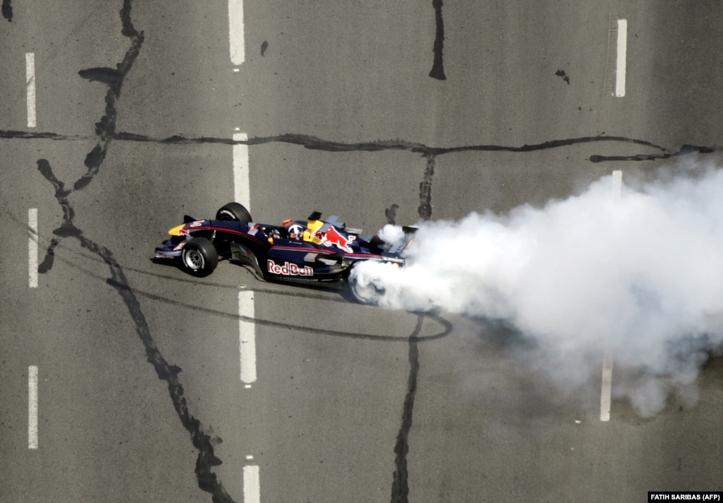 Kur shoferi britanik i Formula 1, David Coulthard kaloi me shpejtësi përtej urës së Bosforit më 17 korrik 2005, si pjesë e një ngjarjeje promovuese për Çmimin e Madh të Turqisë, ai u bë piloti i parë që kaloi dy kontinente. Shoferi me origjinë skoceze u gjobit me 20 euro për mospagimin e taksës së tarifës, e cila u pagua menjëherë nga ekipi i tij Red Bull. Vetëm presidenti dhe zyrtarët e urgjencës lejohen të kalojnë nëpër urë falas.