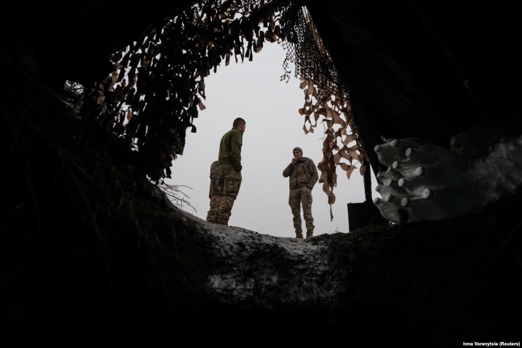 Ushtarët ukrainas shijojnë një pushim cigaresh pranë hyrjes së strehës së tyre gjatë një qetësie në luftimet pranë Bahmutit më 15 dhjetor. Para deklaratave të Tarnavskiyt, Kievi kishte thënë se forcat e tij nuk kishin ndërmend ta linin luftën dhe do të vazhdonin. &nbsp;