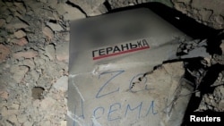  Остатък от дрон „ Геран “ измежду отломките от разрушена постройка в Одеса, Украйна 