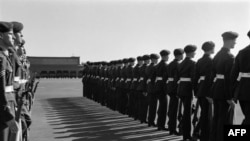 Войници по време на церемония по издигане на знамето на 14 септември 1951 г. преди съвместното учение на НАТО "Counter Thrust", проведено с армиите на седем държави - САЩ, Великобритания, Белгия, Холандия, Норвегия, Дания и Франция