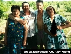 Подружжя Завгородніх із подружжям Шуликів (ліворуч)
