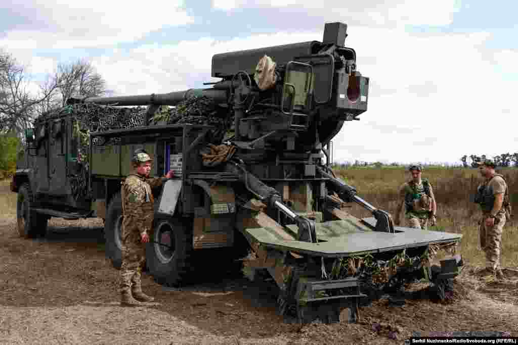 The Bohdana&rsquo;s crew packs up and gets ready to leave. The truck-mounted weapon is capable of firing around five rounds per minute.