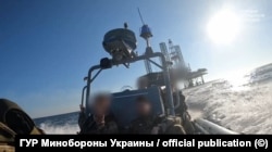 Украинский военный катер приближается к одной из буровых платформ во время рейда на «вышки Бойка» в Черном море