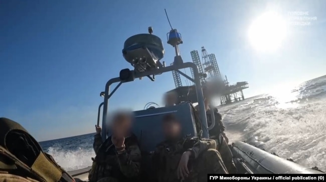 Украинский военный катер приближается к одной из захваченных Россией буровых платформ в Черном море, август-сентябрь 2023 года