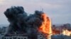 Чад и пламен се издигнуваат откако израелските сили нападнаа висококатница во градот Газа, 7 октомври 2023 година.