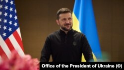 Володимир Зеленський додав, що українська делегація також боротиметься за «необхідні рішучі дії» Америки та Європи для зміцнення української армії