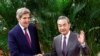 Însărcinatul cu probleme climatice al președinției americane, John Kerry, și Wang Yi, șeful comisiei de politică externă a Partidului Comunist Chinez, Beijing, China, 18 iulie 2023.