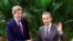 Însărcinatul cu probleme climatice al președinției americane, John Kerry, și Wang Yi, șeful comisiei de politică externă a Partidului Comunist Chinez, Beijing, China, 18 iulie 2023.