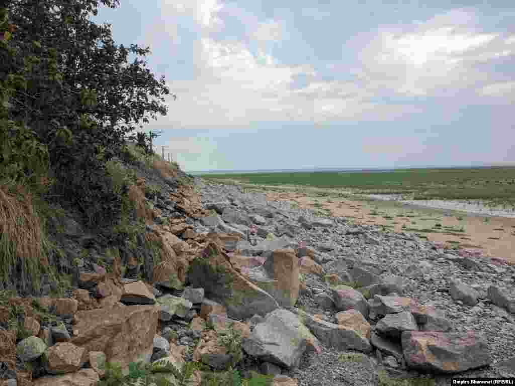 Местные жители говорят, что в этом месте, до разрушения контролируемой российскими военными плотины Каховского водохранилища, уровень воды достигал двух метров