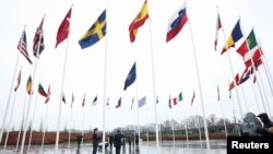 Felvonják a svéd zászlót a NATO brüsszeli főhadiszállásán 2024. március 11-én, miután Svédország csatlakozott a szövetséghez