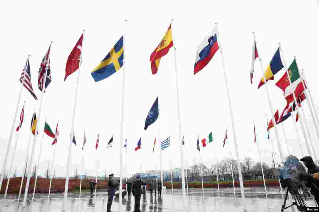 Flamuri suedez duke u ngritur me një ceremoni në selinë e NATO-s pas pranimit të Suedisë në aleancë, në Bruksel, Belgjikë më 11 mars 2024.