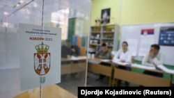 Szavazóurna az egyik belgrádi szavazóhelyiségben a 2023. decemberi választásokon
