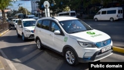 Бишкекте такси кызматында пайдаланылып жаткан Кытайдын электромобили. (архив)