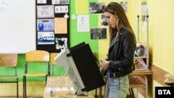 Жена гласува на машина. Снимката е от 2 април 2023 г.