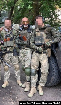 Ария Бен-Иегуда со своими боевыми товарищами в Украине