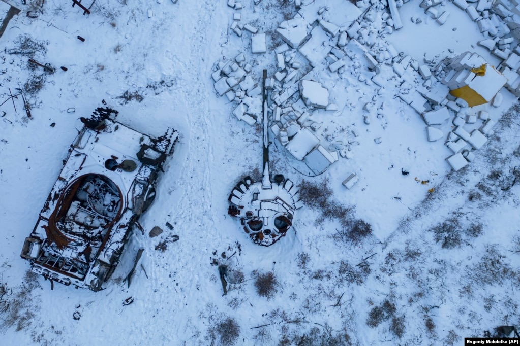Një tank rus i shkatërruar i mbuluar nga dëbora në qytetin e Sviatohirsk më 12 shkurt 2023.