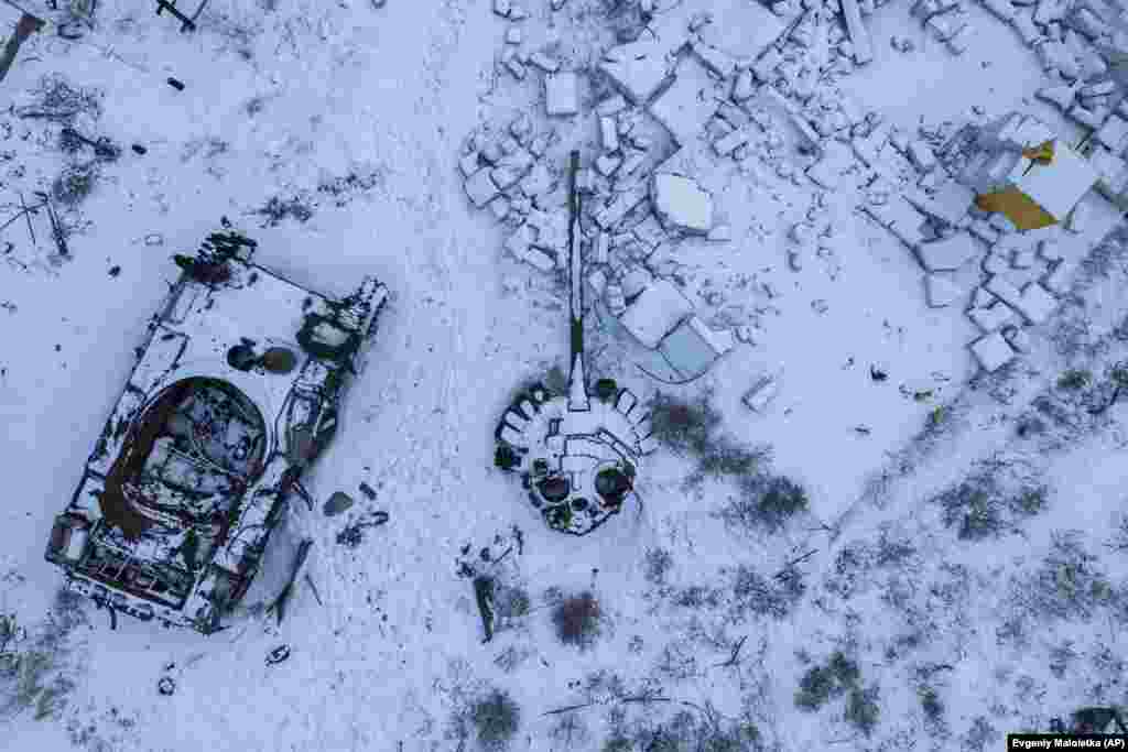 Подбитый российский танк валяется в снегу в Святогорске, 12 февраля 2023 года.