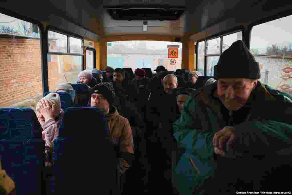 Автобус превозва 24 жители, които са дали съгласието си да бъдат евакуирани и отведени на по-сигурно място - далеч от домовете им и тяхната общност.