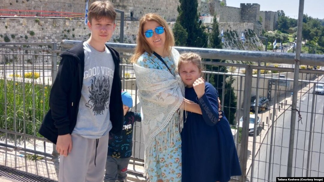 Împreună cu copiii ei, Tetiana Koșeva s-a refugiat de asaltul Hamas asupra orașului Așkelon pe holul blocului, citind pe telefonul mobil că „teroriștii au intrat în [oraș], că au împușcat oameni”.