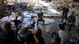 Президентът на Украйна Володимир Зеленски разговаря с журналисти по време на обиколка в Харкив (Харков). Май 2024 г. 
