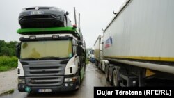 Kamionë transportues me targa të Serbisë në pikën e kalimit kufitar në Merdare.